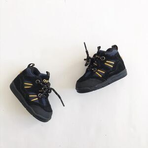 Oshkosh black leather lace up shoes EUC size 3